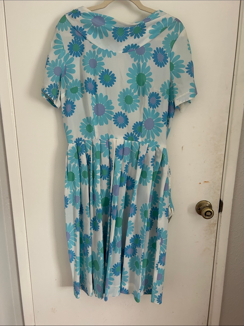 Plus size 1960s vintage blue floral dress with belt. W 32” b 40” h free